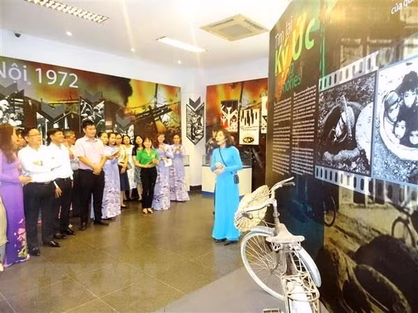 参观“寻回记忆”展会 回想豪迈激昂历史 ảnh 1 参观“寻回记忆”展会 回想豪迈激昂历史 ảnh 1