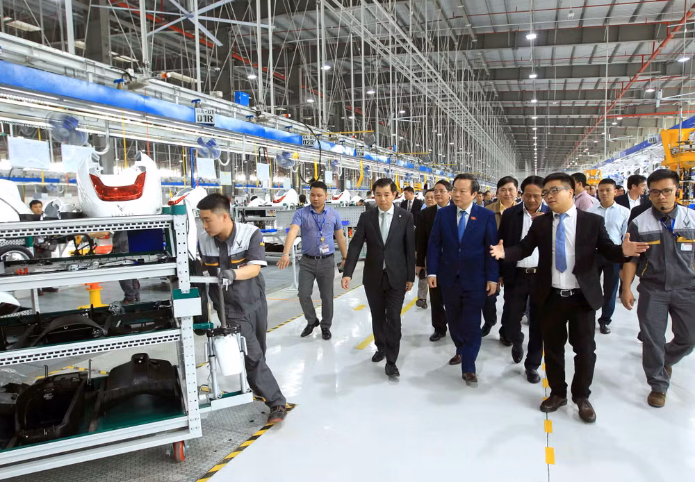 越南国会副主席冯国显视察海防市沥县国际港口和参观VinFast生产厂 ảnh 1 越南国会副主席冯国显视察海防市沥县国际港口和参观VinFast生产厂 ảnh 1