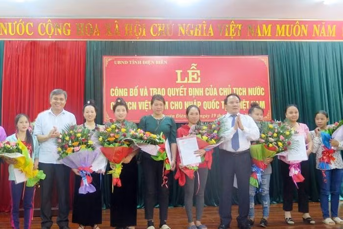 越南向76名老挝人颁发入籍证书 ảnh 1