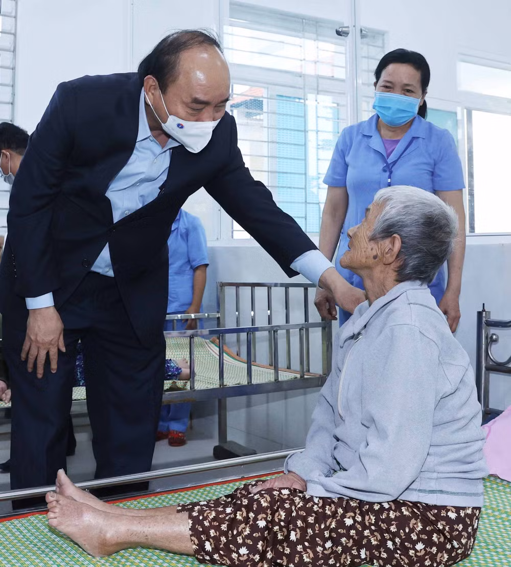 越南政府总理阮春福看望慰问广南省社会保护中心孤儿和老人 ảnh 1 越南政府总理阮春福看望慰问广南省社会保护中心孤儿和老人 ảnh 1