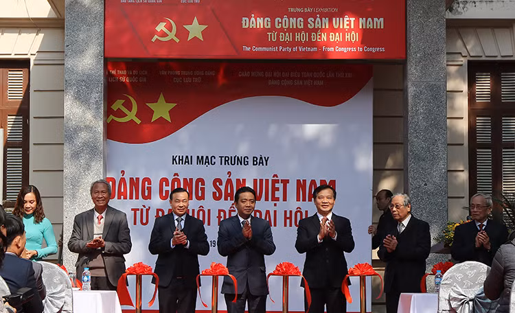 “越南共产党——从大会到大会”专题展开展 ảnh 1