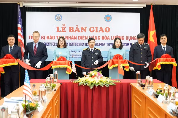 越南海关接收美国双重用途的商品识别培训设备 ảnh 1