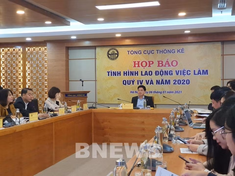 新冠肺炎疫情致近70%劳动者的收入减少 ảnh 1