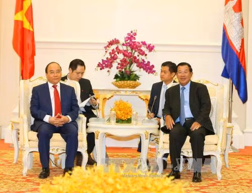 柬埔寨首相洪森举行仪式 欢迎越南政府总理阮春福访柬 ảnh 3