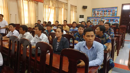越南一艘渔船被撞沉 12名渔民成功获救 ảnh 1