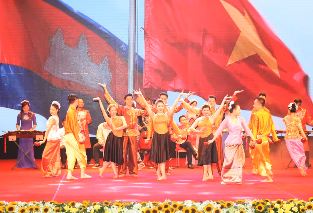 越南与柬埔寨建立外交关系50周年纪念大会在河内举行 ảnh 1