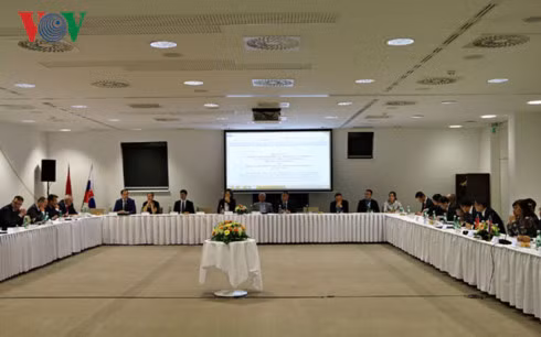 越斯政府间经济合作委员会第2次会议在布拉迪斯拉发举行 ảnh 1