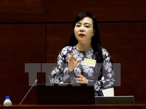 第十四届国会第三次会议：卫生部长答复代表质询 强调将着力提高基层医疗服务质量 ảnh 1