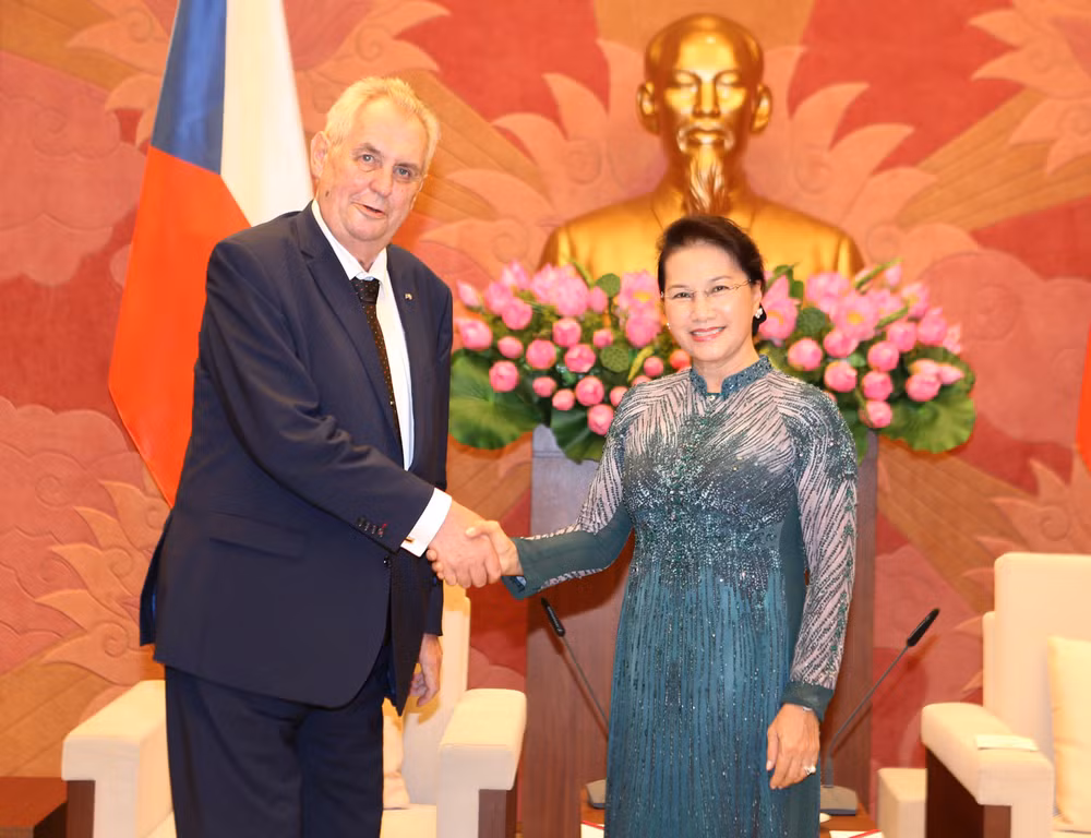 国会主席阮氏金银会见捷克总统米洛什·泽曼 ảnh 1 国会主席阮氏金银会见捷克总统米洛什·泽曼 ảnh 1