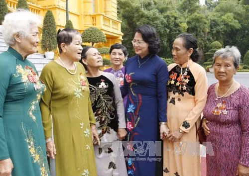 邓氏玉盛会见金瓯和永隆两省优抚对象和对革命有功者代表团 ảnh 1 邓氏玉盛会见金瓯和永隆两省优抚对象和对革命有功者代表团 ảnh 1