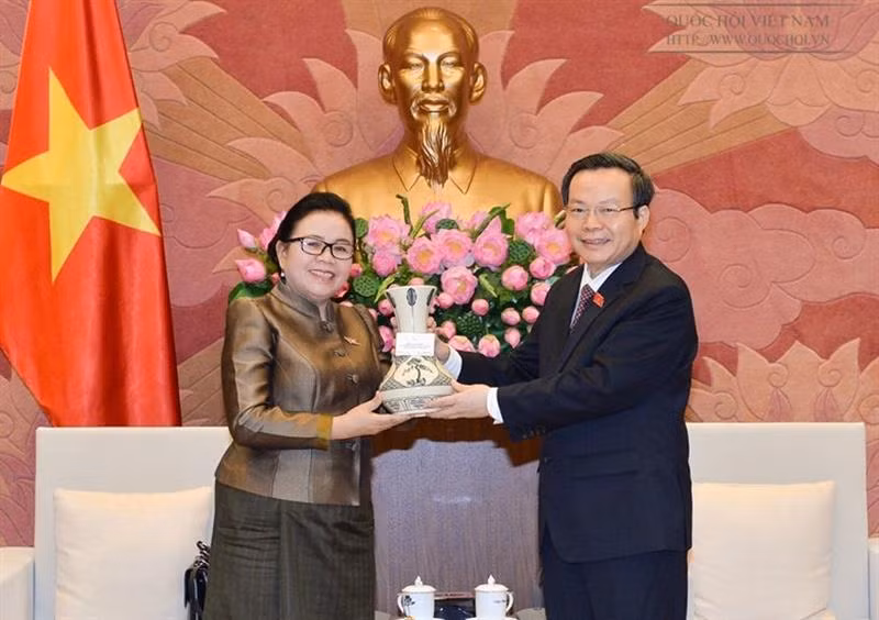 国会副主席冯国显会见老挝国会司法委员会代表团 ảnh 1 国会副主席冯国显会见老挝国会司法委员会代表团 ảnh 1