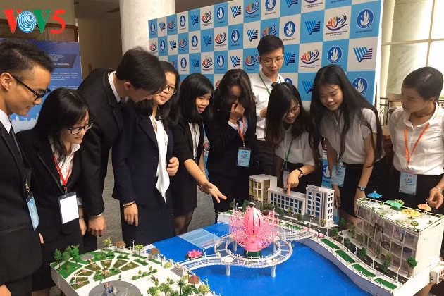 来自世界10个国家的大学生参加2017年越南国际大学生学术交流论坛 ảnh 1