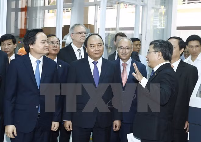  越南政府总理阮春福探访平阳省越德大学 ảnh 1