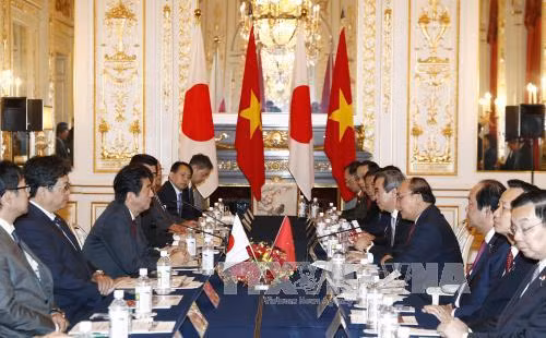 阮春福总理与日本首相安倍晋三进行会谈 ảnh 2
