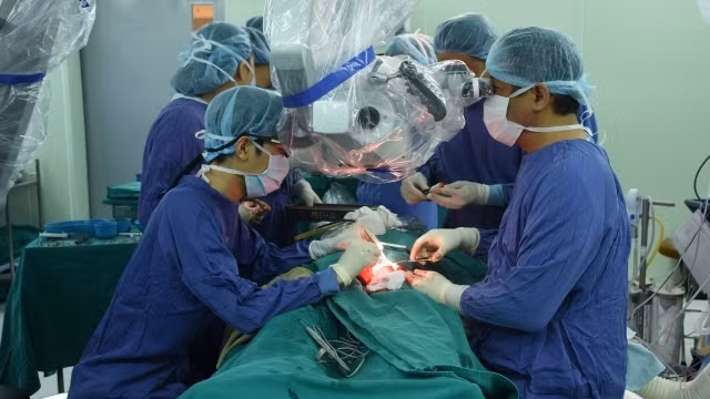 越南为一名皮肤癌患者成功实施面部整形手术 ảnh 1