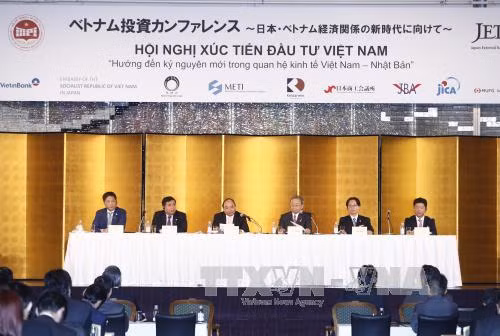 越南政府总理阮春福和日本首相安倍出席在东京举行的越南投资促进会 ảnh 1
