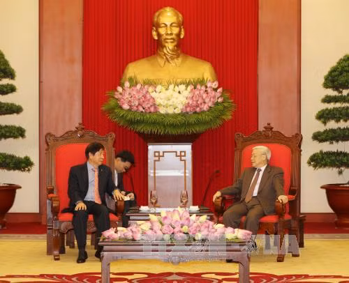 阮富仲与阮春福分别会见新加坡人民行动党主席许文远 ảnh 1