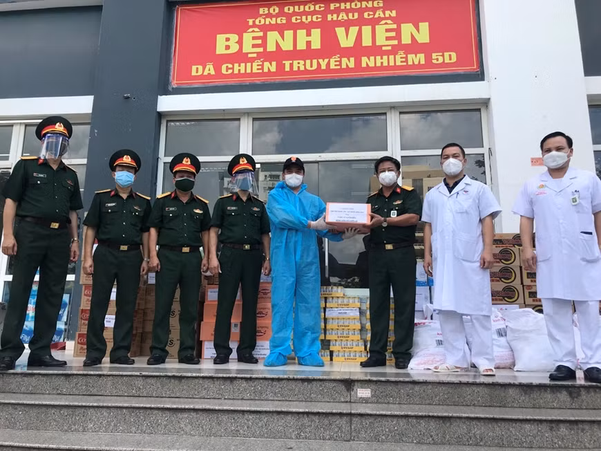 南非驻胡志明市名誉领事向各家军队野战医院提供援助 ảnh 2