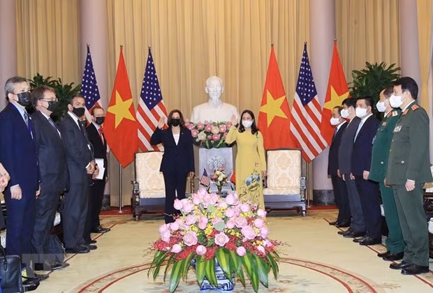 国家副主席武氏映春主持仪式 欢迎美国副总统哈里斯访问越南 ảnh 1 国家副主席武氏映春主持仪式 欢迎美国副总统哈里斯访问越南 ảnh 1
