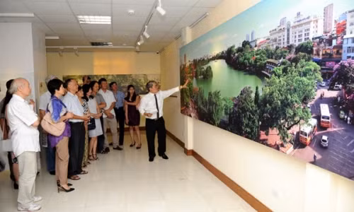 “还剑湖色彩”摄影图片展在河内举行 ảnh 1