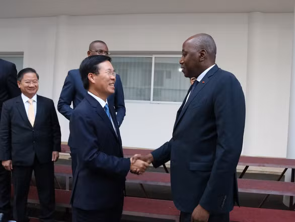 越共中央宣教部部长武文赏会见科特迪瓦总理和国家勋位委员会主席 ảnh 1