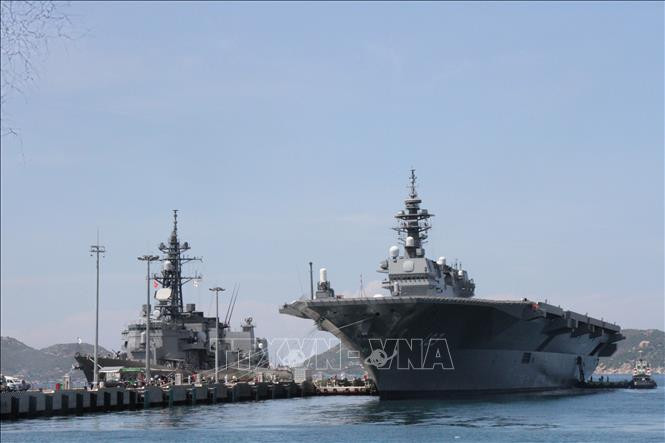 日本海上自卫队两艘军舰访问越南金兰湾港口| Vietnam+ (VietnamPlus)