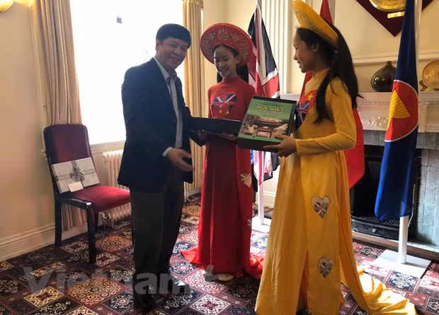 海外越南人国家委员会代表团访问英国 ảnh 1