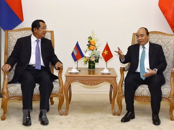 越南政府总理阮春福同柬埔寨首相洪森举行会谈 ảnh 1