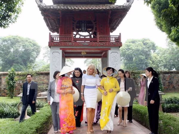 美国副总统夫人吉尔•拜登参观越南文庙国子监 ảnh 1 美国副总统夫人吉尔•拜登参观越南文庙国子监 ảnh 1