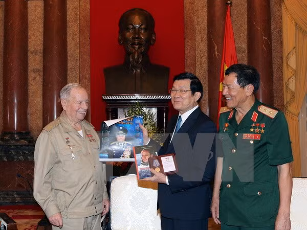 越南国家主席张晋创会见苏联宇航员戈尔巴特科 ảnh 1
