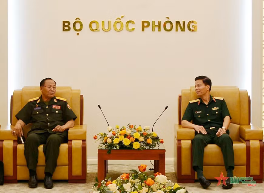越南人民军副总参谋长阮仲平中将会见老挝凯山·丰威汉国防学院院长 ảnh 1 越南人民军副总参谋长阮仲平中将会见老挝凯山·丰威汉国防学院院长 ảnh 1