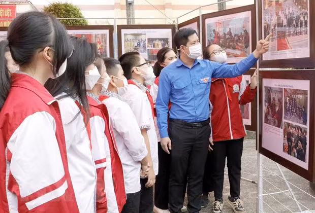 “黄沙和长沙归属越南——历史证据和法律依据”专题展在北江省举行 ảnh 2