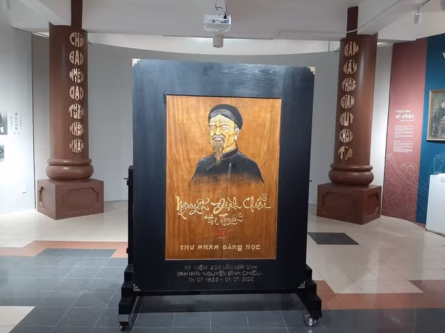 书法家武登学《阮廷炤诗选》一书荣获越南记录和世界纪录 ảnh 1