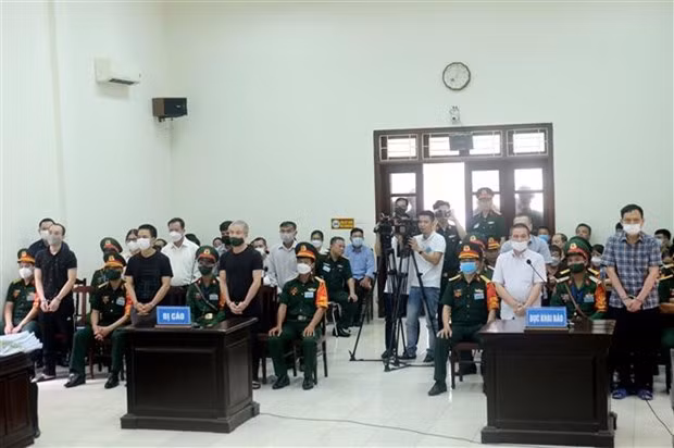 近2亿升汽油走私案:两名前海警少将被判27年监禁 ảnh 1 近2亿升汽油走私案:两名前海警少将被判27年监禁 ảnh 1