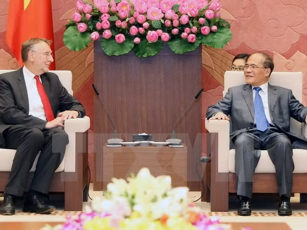 越南国会主席阮生雄会见欧洲议会国际贸易委员会主席 ảnh 1 越南国会主席阮生雄会见欧洲议会国际贸易委员会主席 ảnh 1