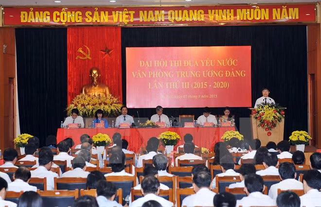 越共中央总书记阮富仲出席党中央办公厅第三次爱国竞赛大会 ảnh 1 越共中央总书记阮富仲出席党中央办公厅第三次爱国竞赛大会 ảnh 1
