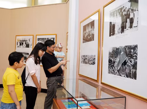题为“建设属于人民、来自人民、为人民的国家70周年”图片展在河内举行 ảnh 2