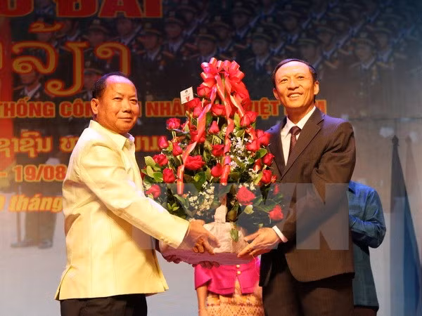 越南人民公安传统日70周年招待会在老挝举行 ảnh 1 越南人民公安传统日70周年招待会在老挝举行 ảnh 1