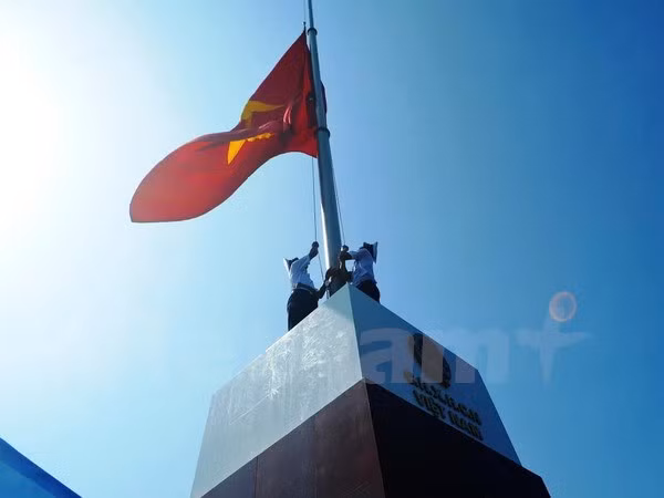 广宁省：东北地区前哨岛祖国旗台竣工 ảnh 1