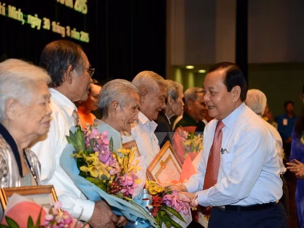 胡志明市向2626名党员授予党龄纪念章 ảnh 1