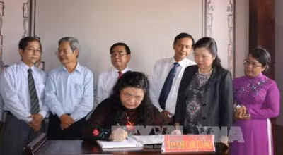 越南国会副主席丛氏放上香缅怀阮友寿律师 ảnh 1 越南国会副主席丛氏放上香缅怀阮友寿律师 ảnh 1