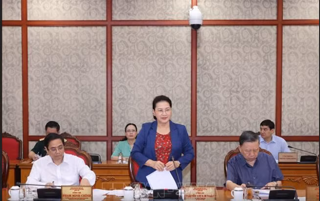 面向越共十三大：中央政治局讨论各中央直属党代会的准备工作 ảnh 1