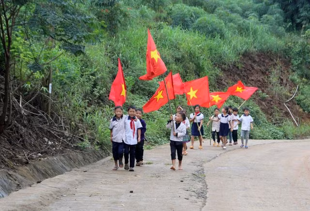 全国近2300万名学生迈进新学年 ảnh 2