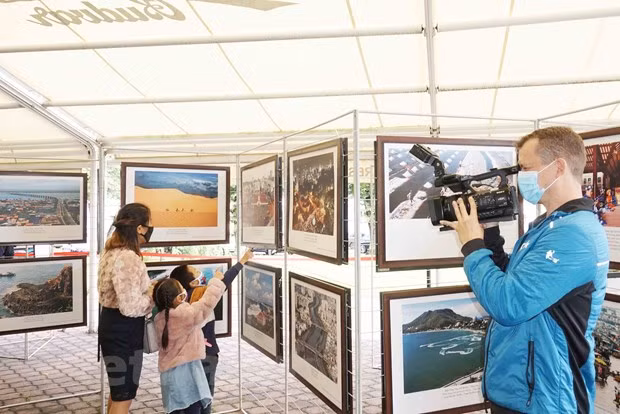 旅居捷克越南人开展系列活动 加强与捷克公民的沟通交流 ảnh 2 旅居捷克越南人开展系列活动 加强与捷克公民的沟通交流 ảnh 2