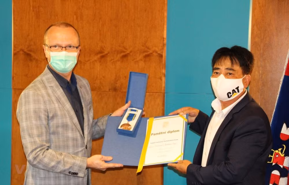 捷克帕尔杜比采州对越南人社群为当地新冠肺炎疫情防控工作所作出的贡献给予高度评价 ảnh 1 捷克帕尔杜比采州对越南人社群为当地新冠肺炎疫情防控工作所作出的贡献给予高度评价 ảnh 1