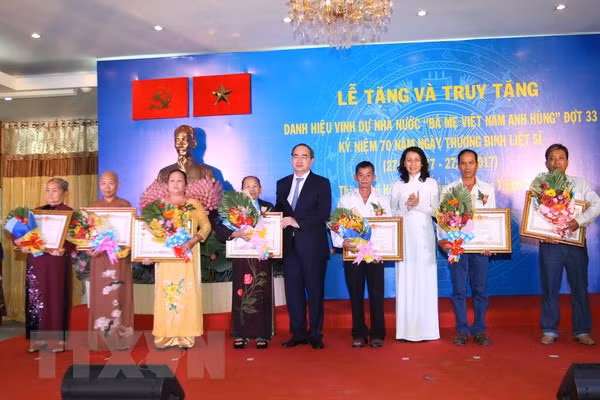 国家主席签发决定授予“越南英雄母亲”称号和各类勋章、徽章 ảnh 1