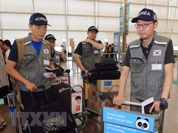 老挝水电站大坝坍塌事故：韩国救援队赶来现场 帮助灾民重建家园 ảnh 1