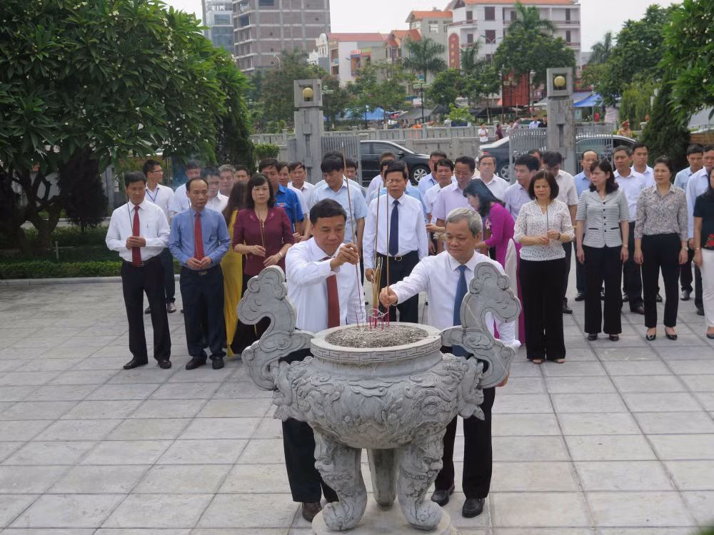 越南领导人行上香礼 纪念已故越共中央总书记阮文渠诞辰106周年 ảnh 1 越南领导人行上香礼 纪念已故越共中央总书记阮文渠诞辰106周年 ảnh 1