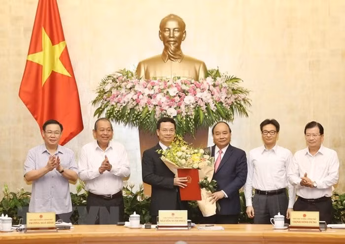 政府总理阮春福向信息与传媒部部长颁发任命书 ảnh 2