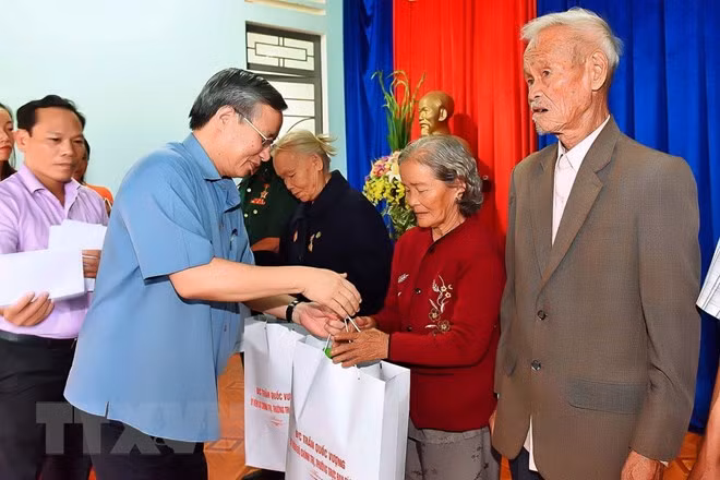 越共中央书记处常务书记陈国旺走访嘉莱省 ảnh 2 越共中央书记处常务书记陈国旺走访嘉莱省 ảnh 2